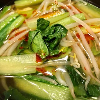 野菜たっぷり♫小松菜ともやしのピリ辛ラー油スープ